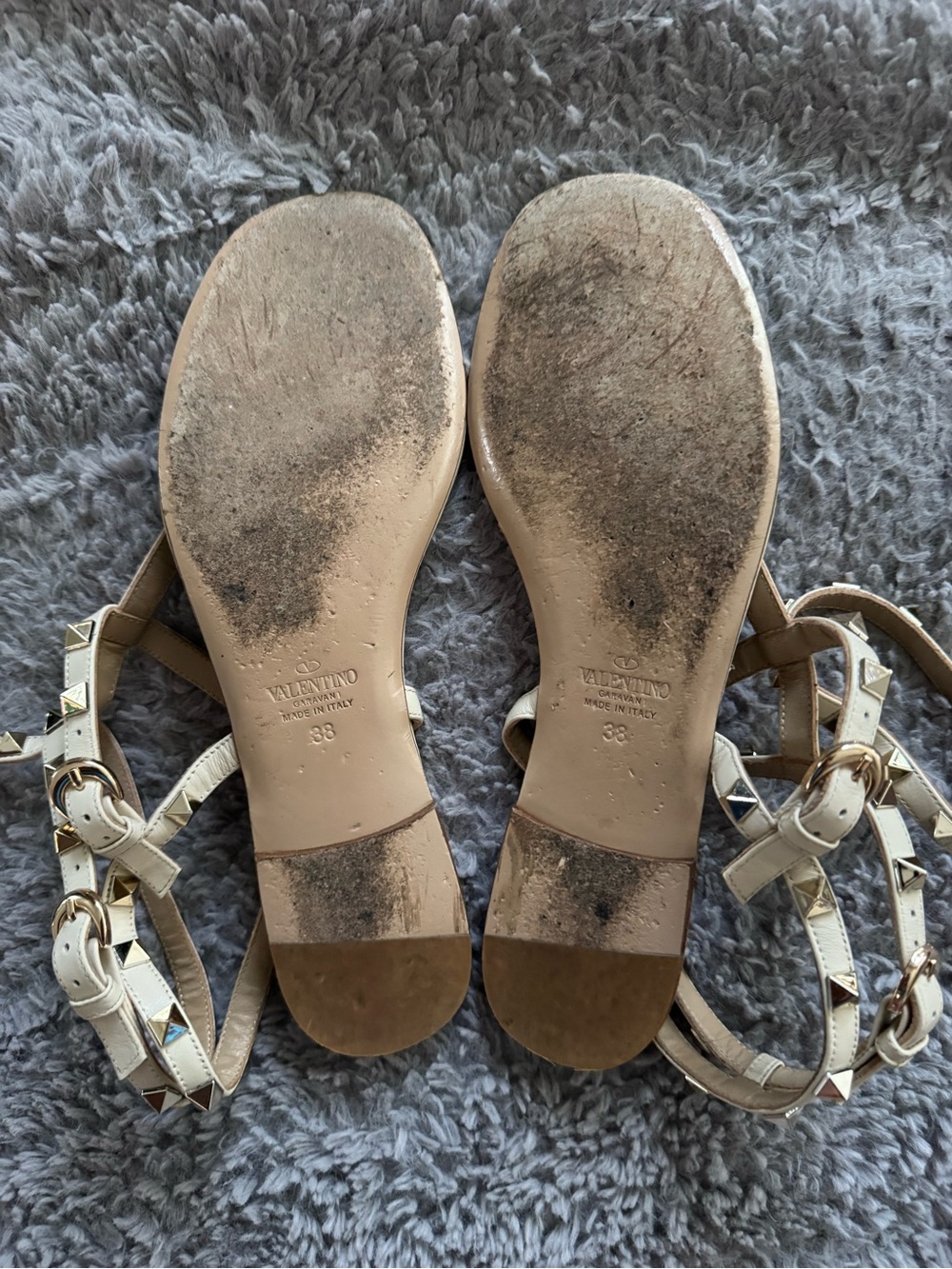 VALENTINO GARAVANI Rockstud Cream Strappy Flat Sandals Size 38 (7) - Picture 5 of 10